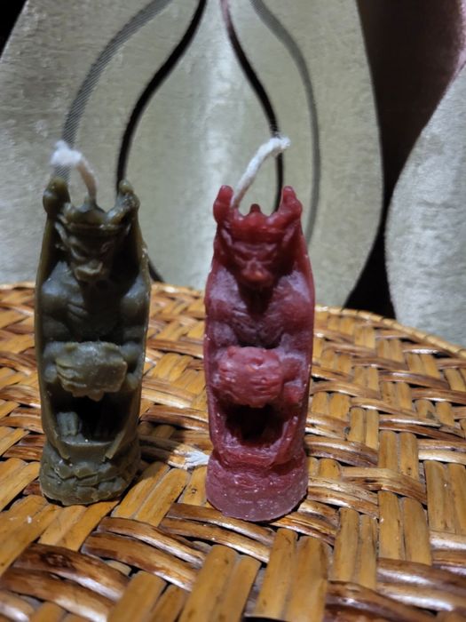 Свеча с черепами (ручная работа)