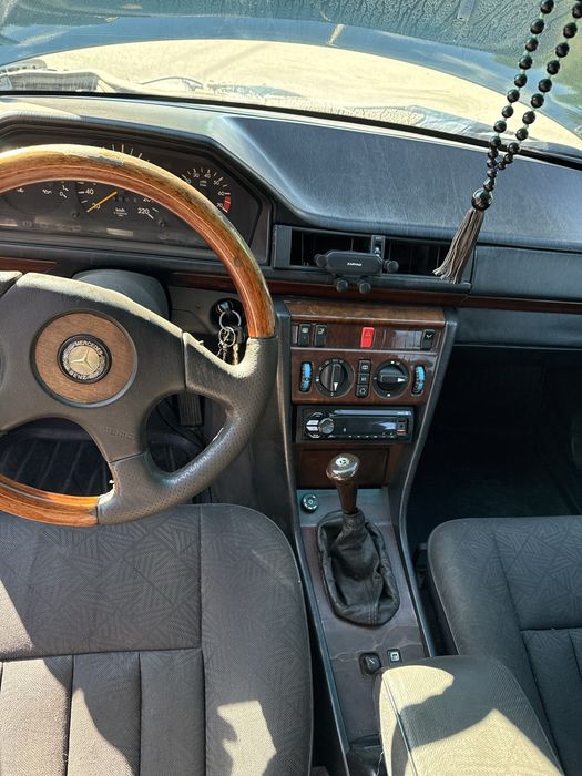 Mercedes-Benz E200 w124