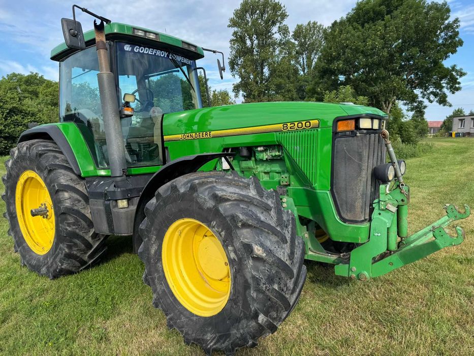 трактор John Deere 8200
