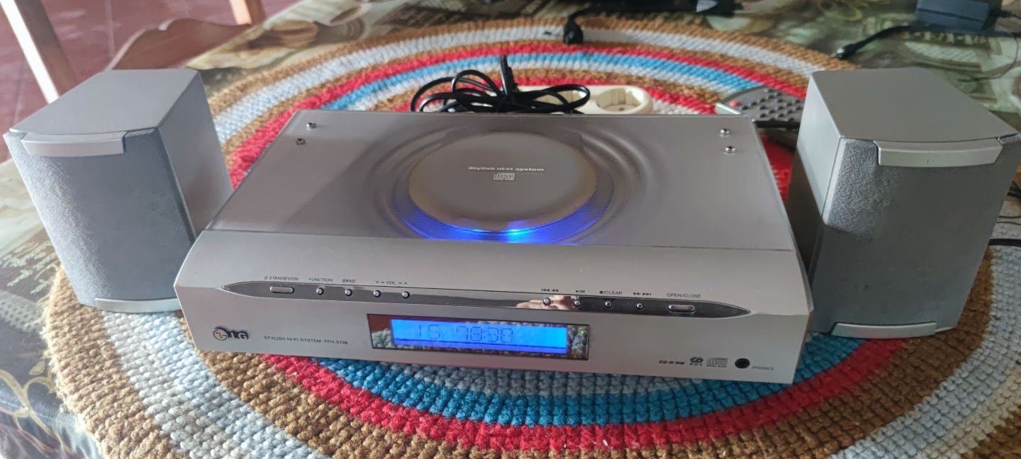 Mini hifi com CDs, RCA IN/ bluetooth incorporado e 2 colunas.