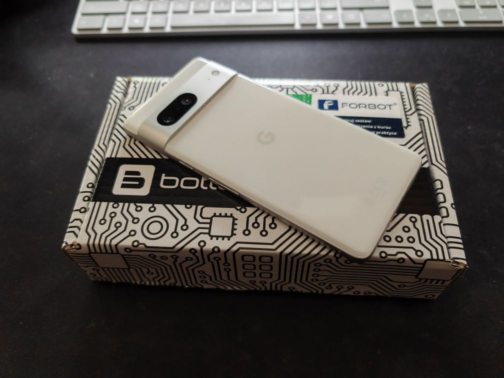 Google Pixel 7 + obudowa z włókna węglowego