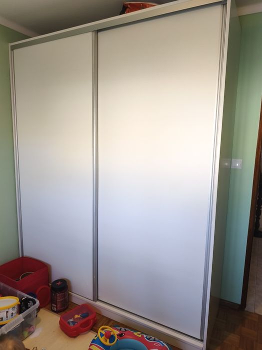 Roupeiro com portas deslizantes como NOVO