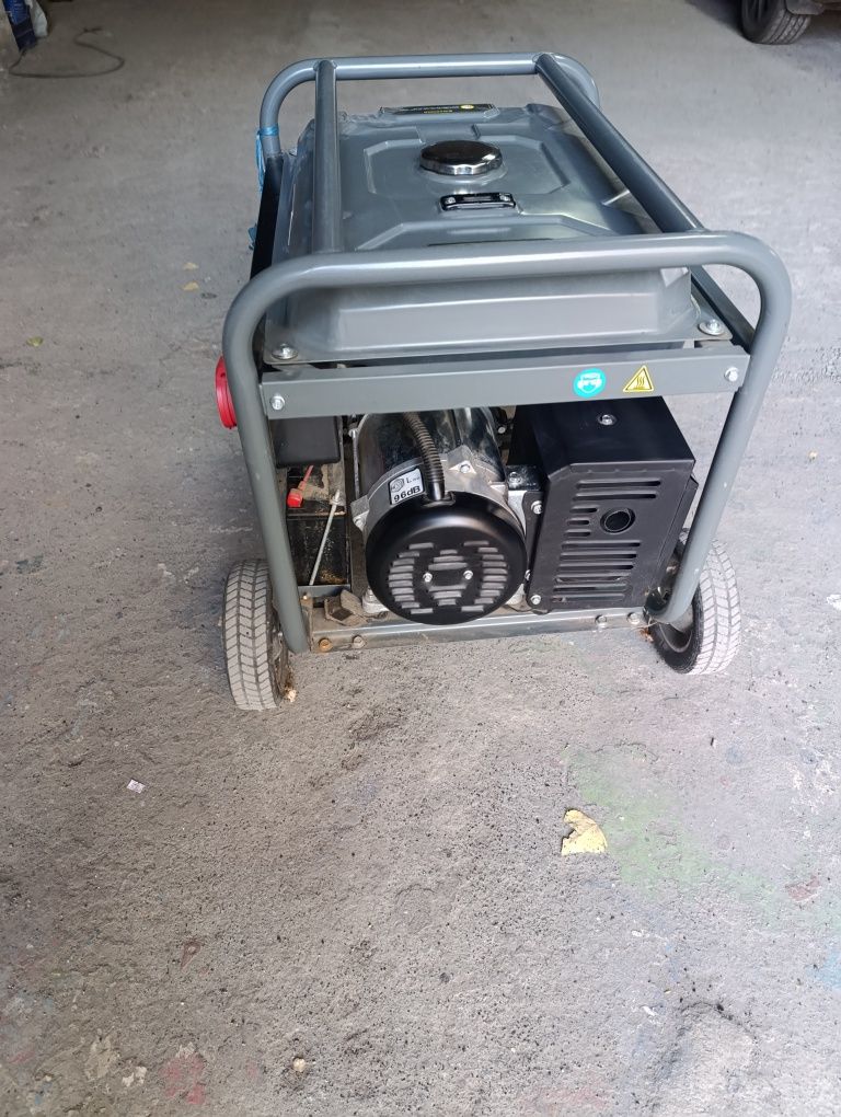 Продам бензиновый генератор karcher 7.5 кВт  3 фазный