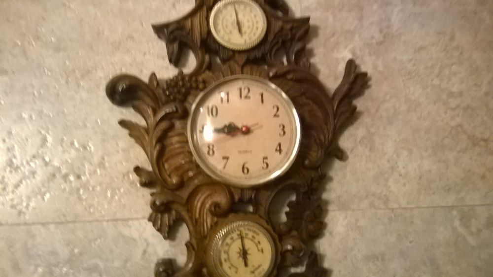 Relógio antigo, trabalho em madeira feito manual antigo