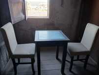 Conjunto de 2 cadeiras e 1 mesa de diferentes modelos.