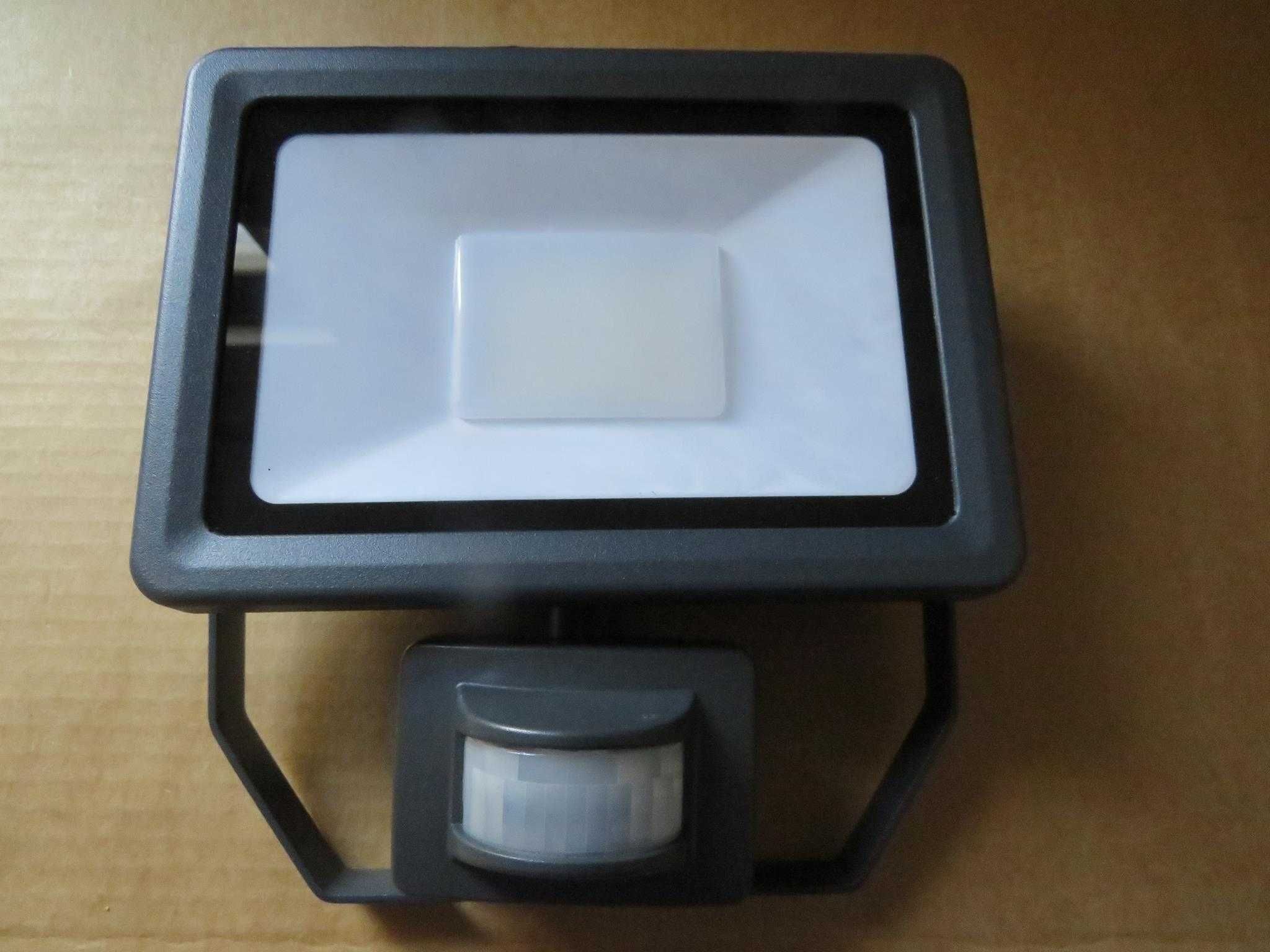 Projetor exterior LED INSPIRE YONKERS 30W / 2700 Lumens IP44 NOVO