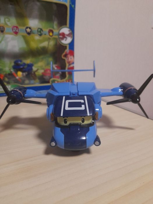 Самолет Кери из мульфильма робокар Поли.