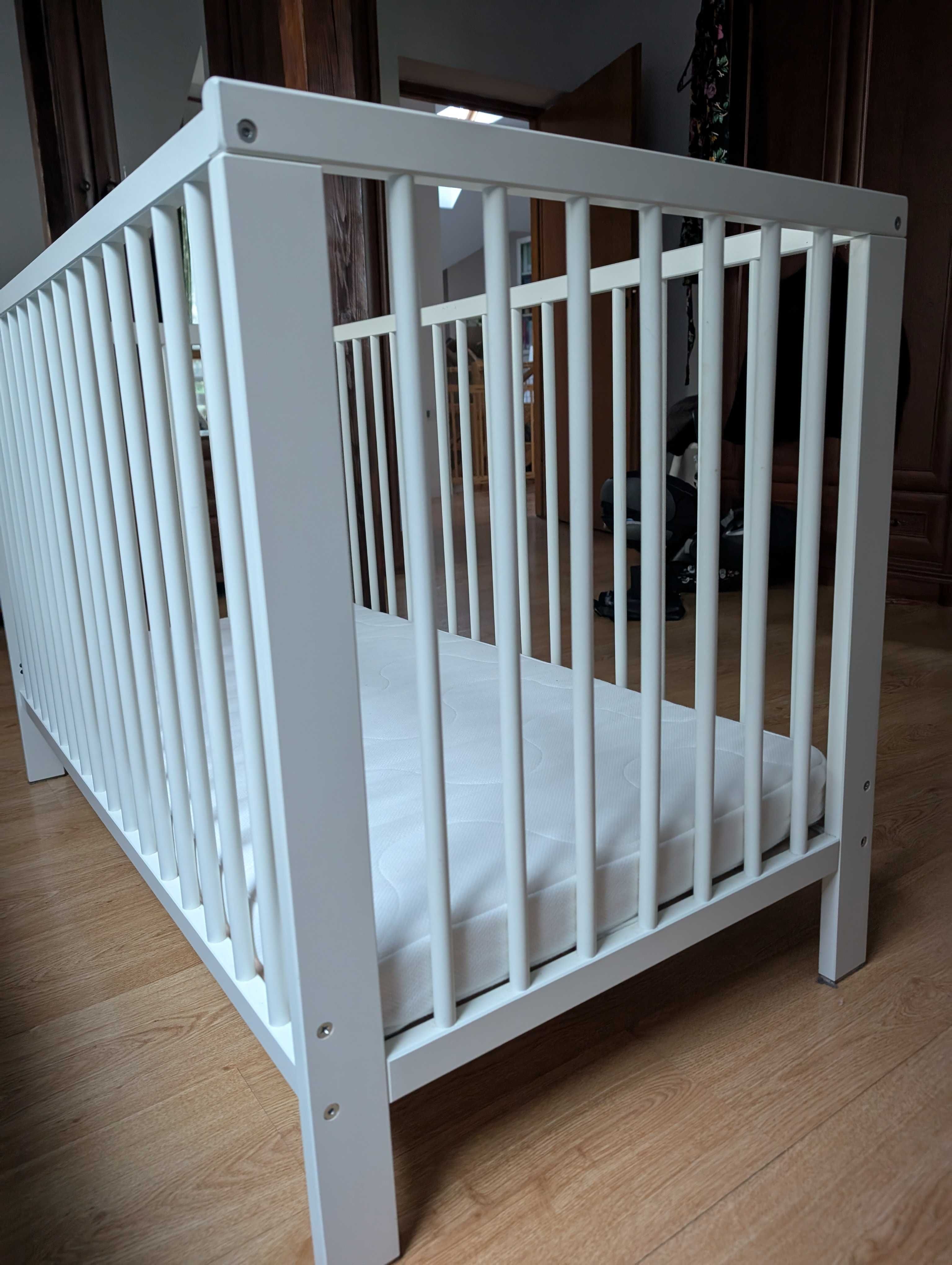 Łóżeczko IKEA GULLIVER z materacem 120x60, ochraniacz merino, stan BDB