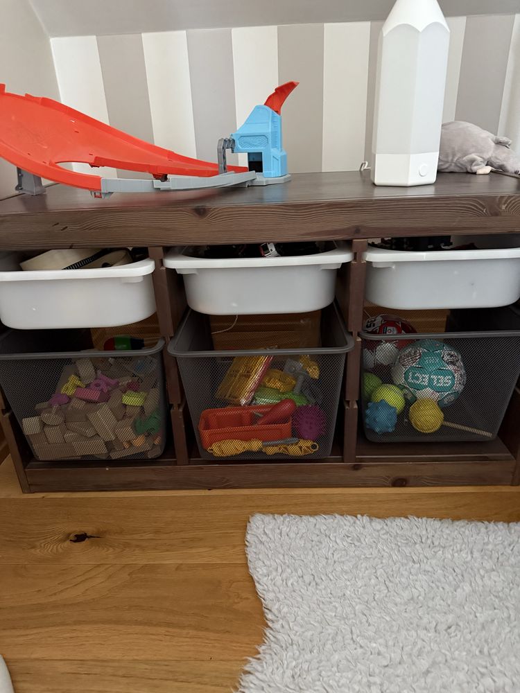 Ikea TROFAST Regał z pojemnikami.