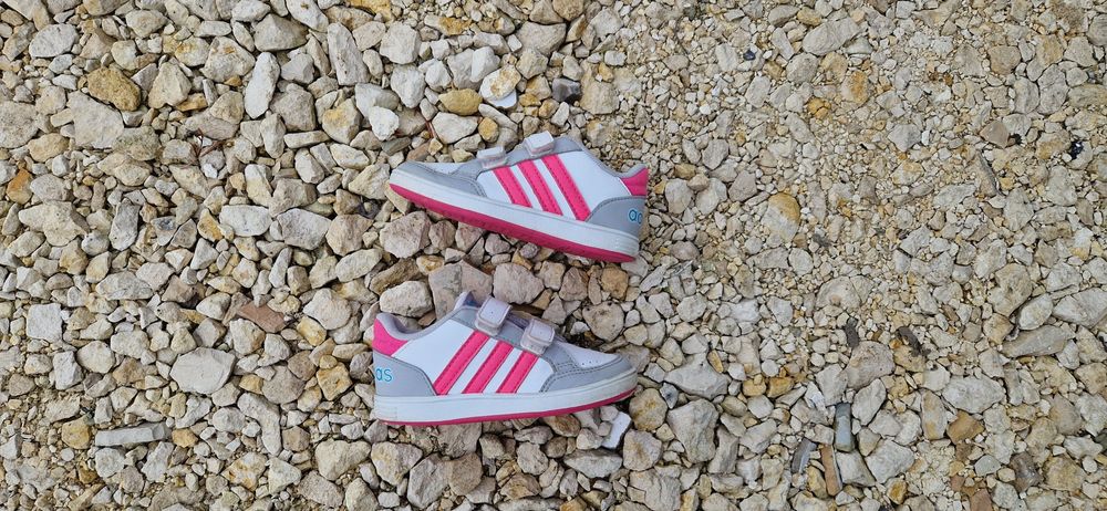 Buty sportowe adidas 24. Białe adidasy dziewczynka