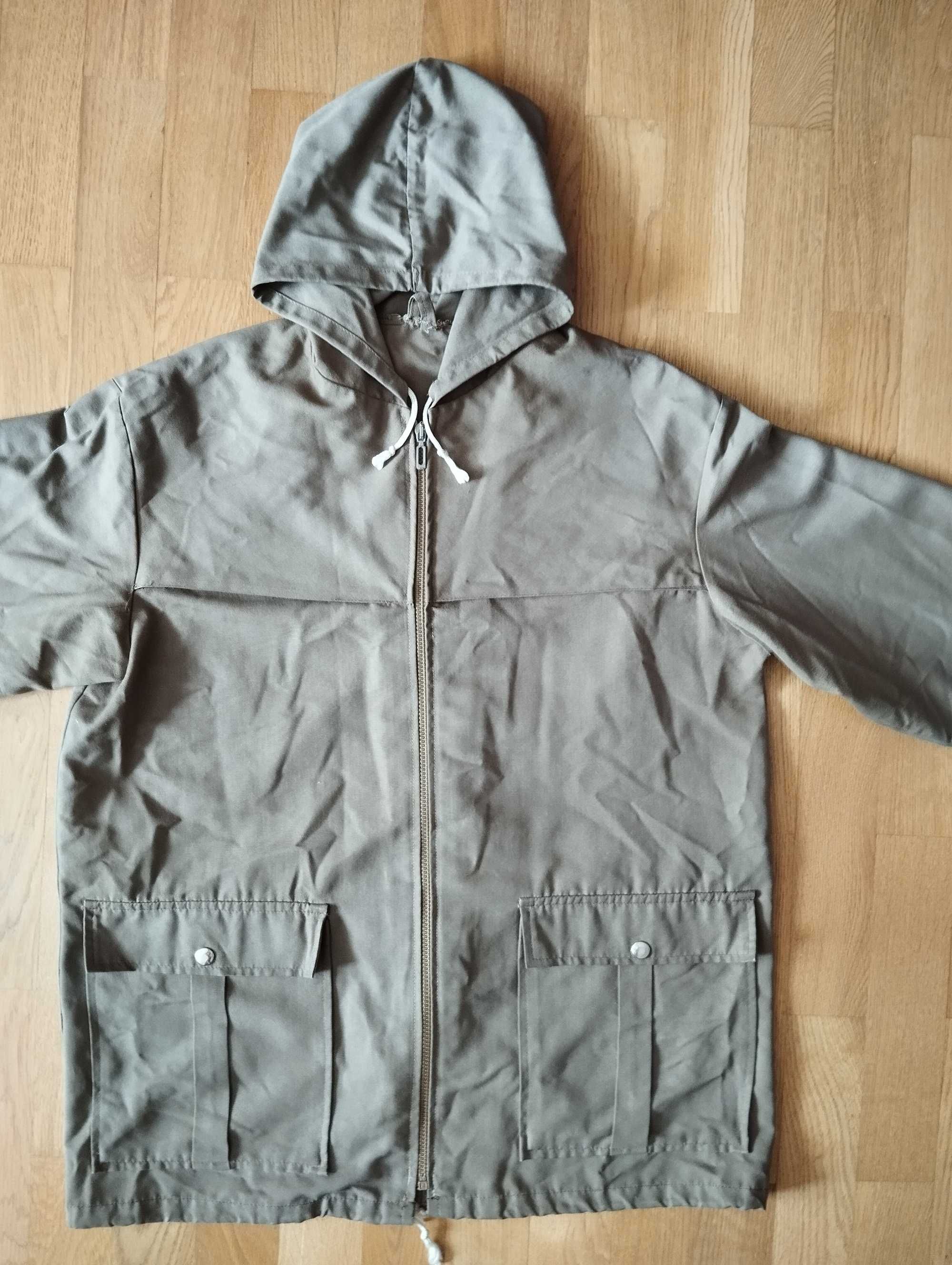 Kurtka/parka brązowa z kapturem i kieszeniami rozm. XL szerokość 116cm