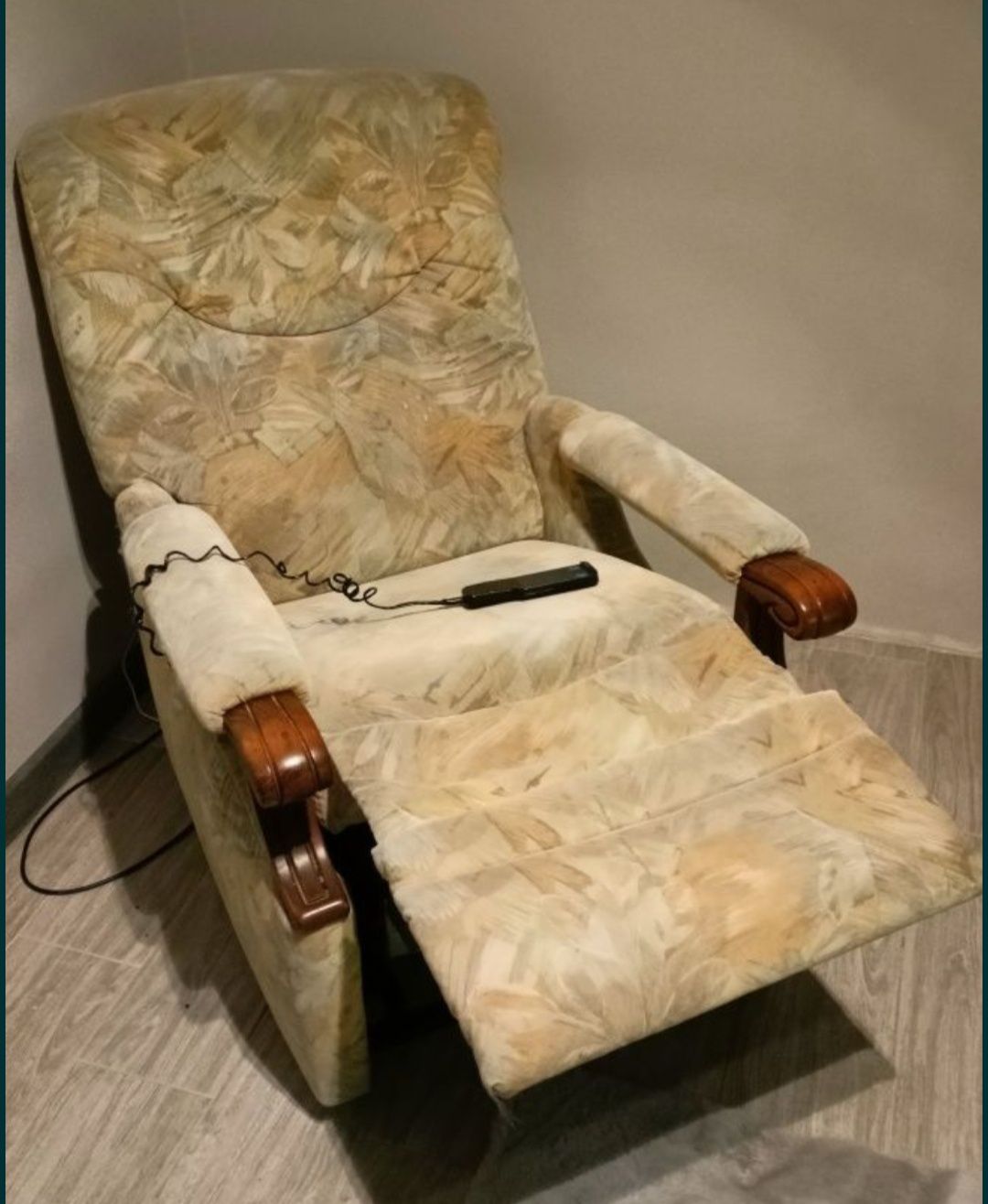 Rozkładany elektryczny szwajcarski fotel rehabilitacyjny