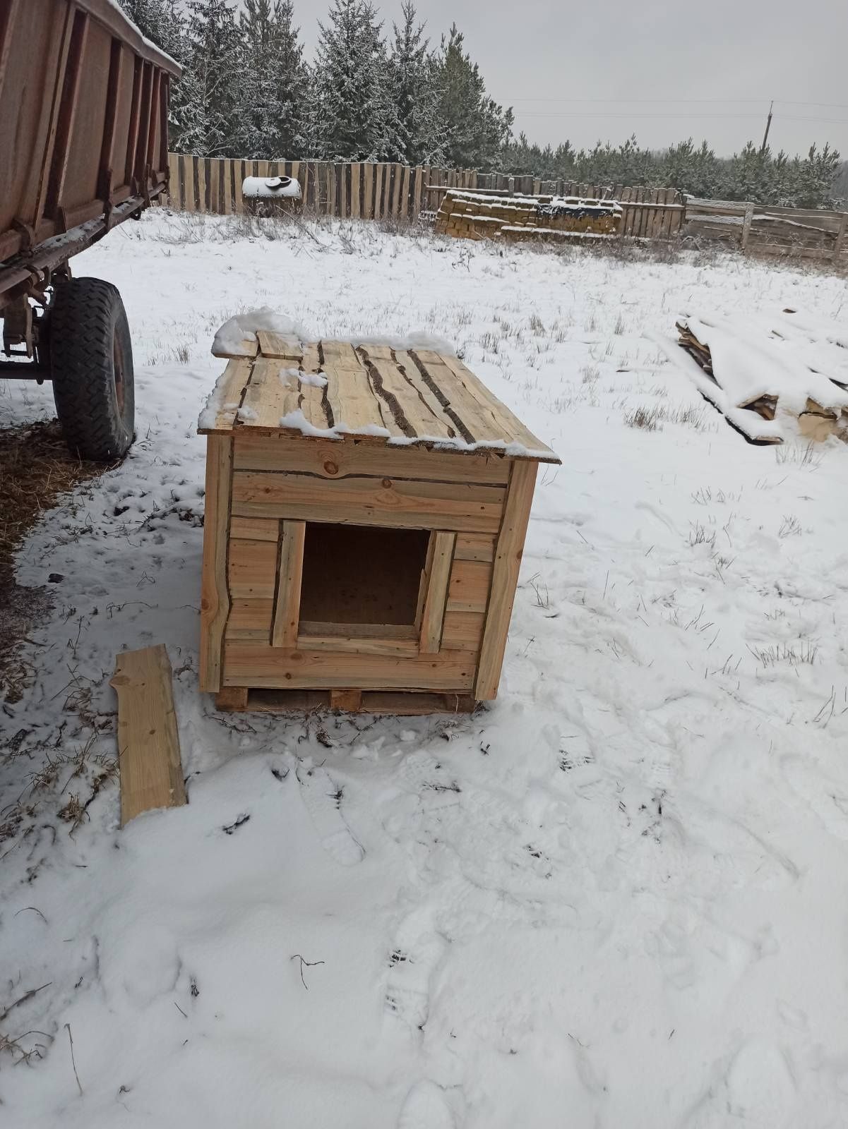 Дерев'яна будка для собаки