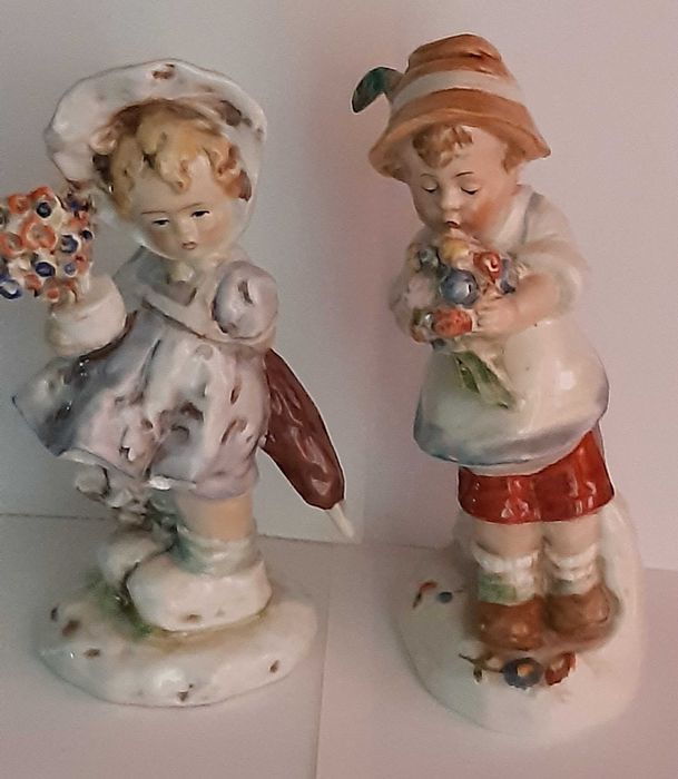 "Мальчик и девочка с цветами", фарфор Германия