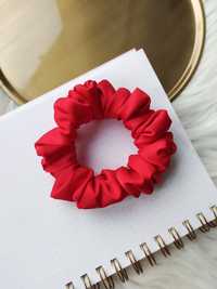 Czerwona gumka scrunchie