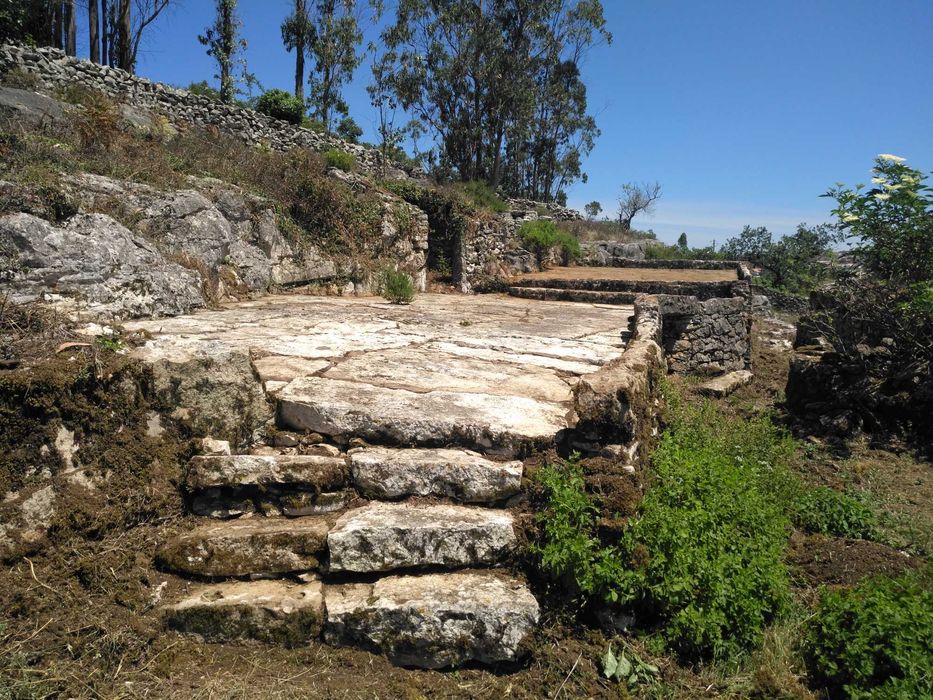 Quintinha com casas antigas em pedra para reconstrução