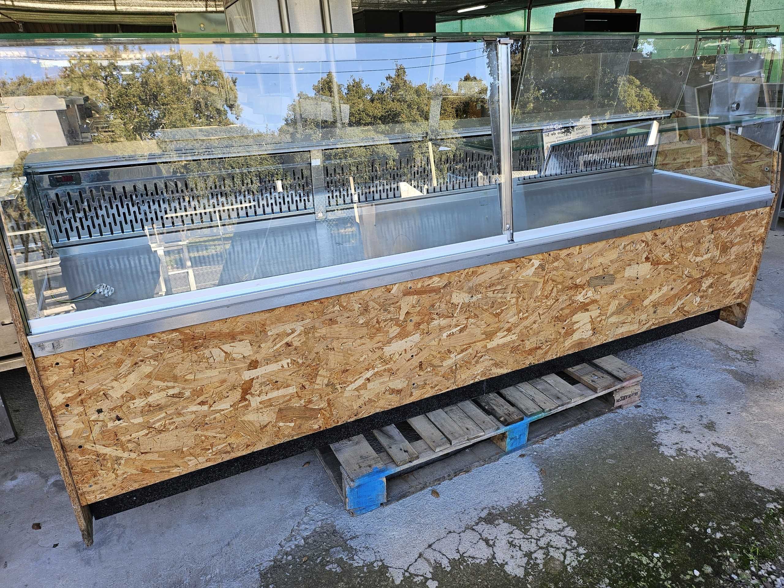 Vitrine neutra para pão e bolos