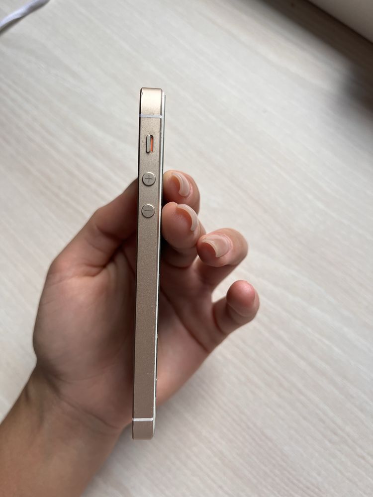 Продам Iphone SE, є тріщини на ЗАХИСНОМУ склі, на екрані немає!