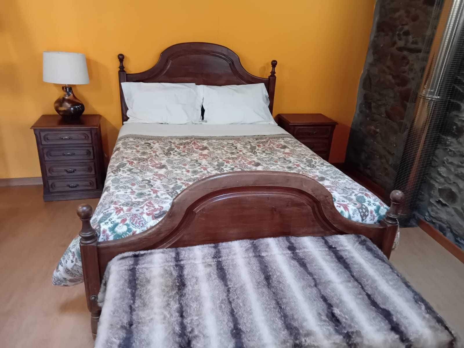 Cama de madeira + colchão em otimo estado