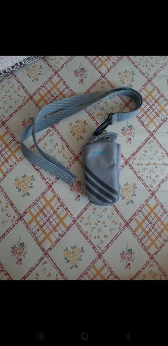 Bolsa para telemovel adidas com bolso e fecho | azul e cinzento