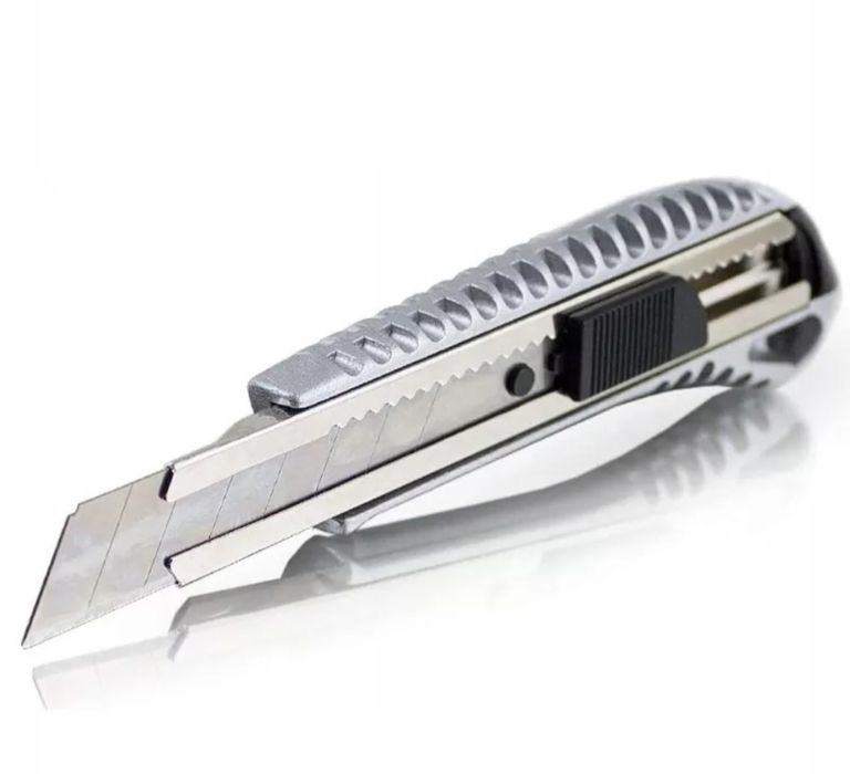 Nóż do tapet tapeciak nożyk metalowy wymienne ostrza 18mm łamane