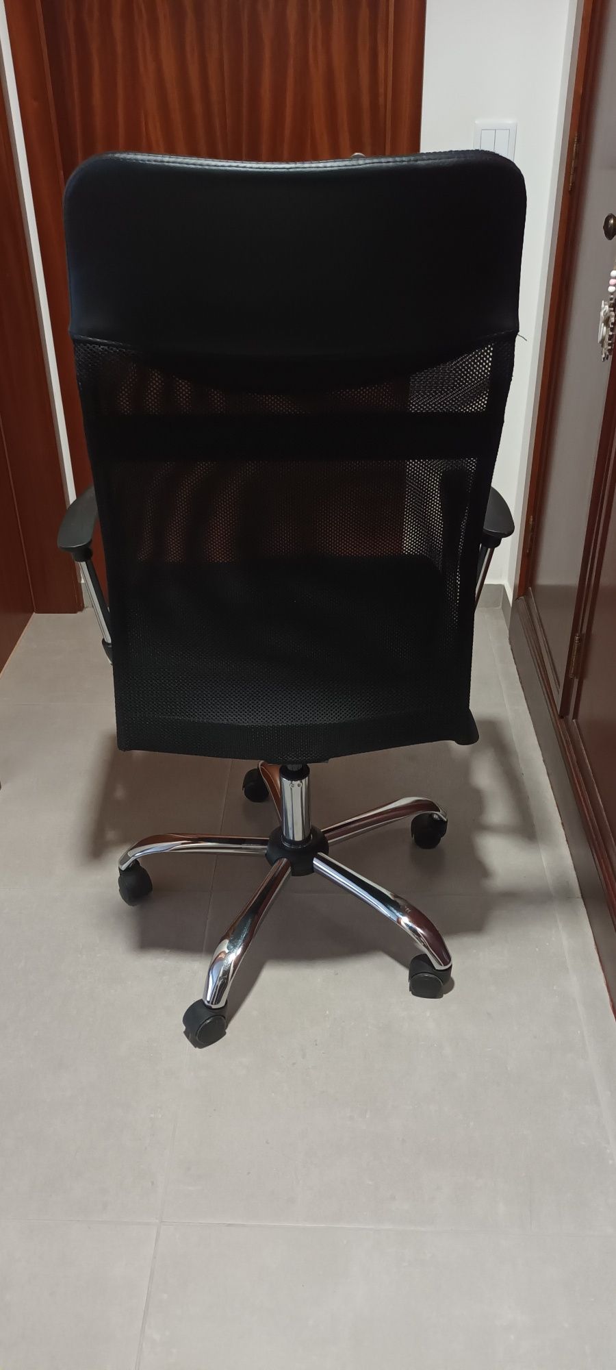 Cadeira para escritório, praticamente nova.