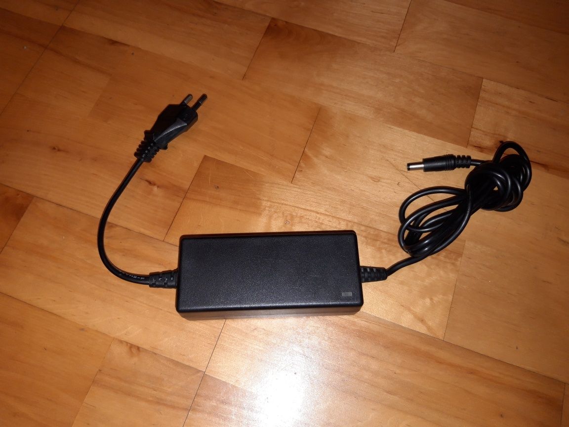 Zasilacz 12V 2A output  230V 0,6A