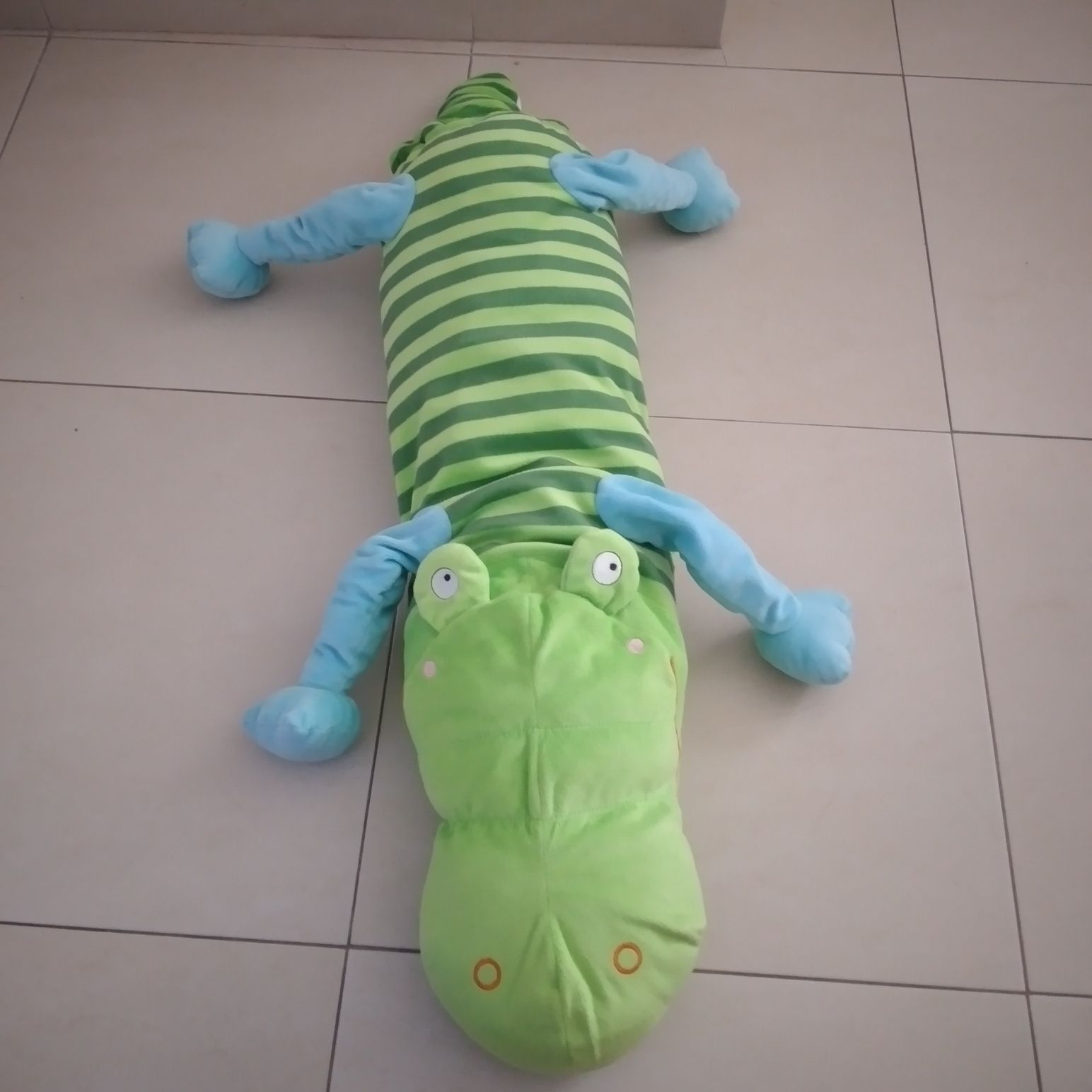 Peluche crocodilo do ikea