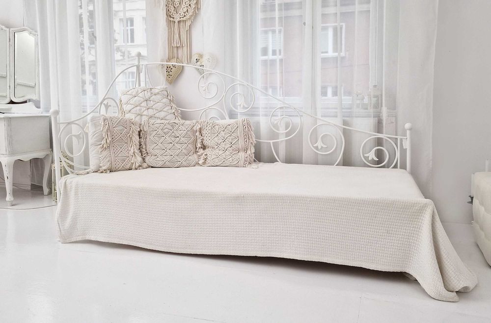 Biała Sofa metalowa - szezlong, łóżko Aurelia - metaloplastyka