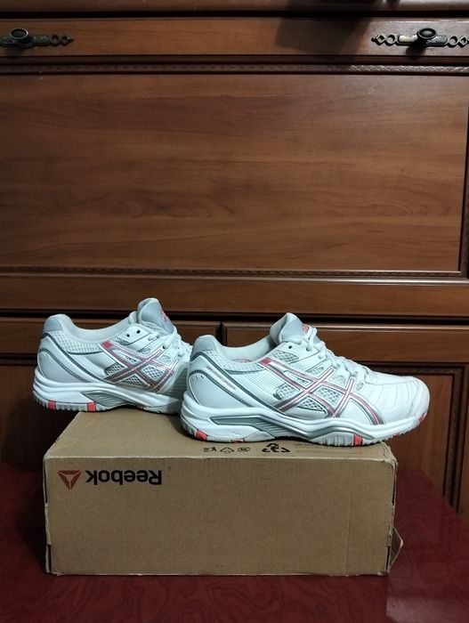 Взуття, кросівки Asics.