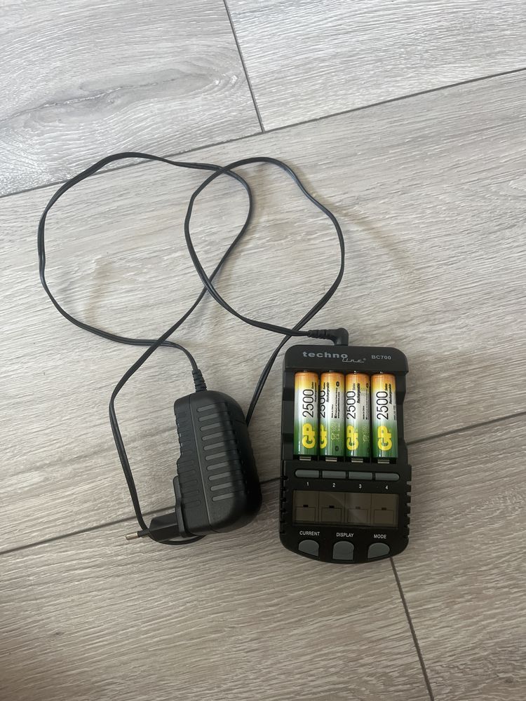 Technoline BC 700 Ładowarka + 4 akumulatory GP 1.2V Ni-MH R6 2500MAH