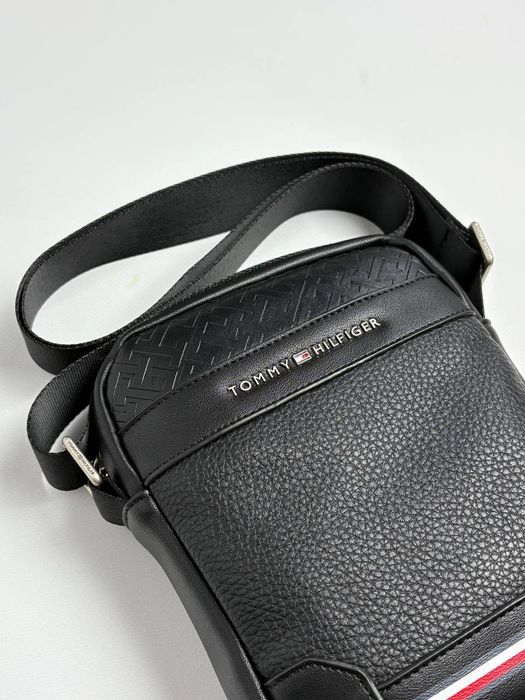 СУМКА TOMMY HILFIGER 

Великий основний відділ, та додаткові невелик