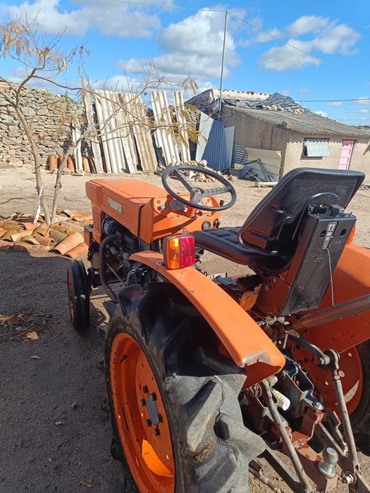 Trator Kubota c/ três ferramentas 30cv a trabalhar