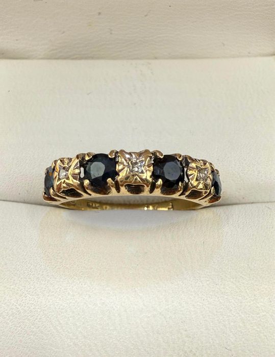 Złoty pierścionek z szafirami i diamentami