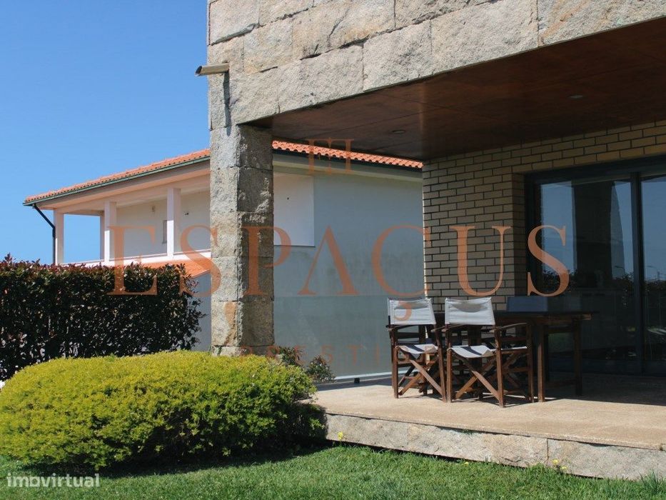 Moradia V4 com Vista Mar - Um Refúgio de Conforto e Elegância