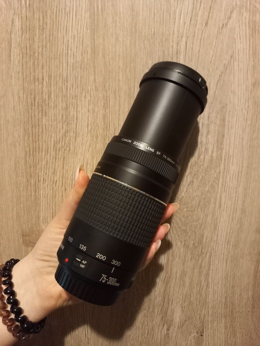 Canon EF 75-300 mm f/4-5.6 ||| USM
Телеоб'єктив із зумом, найближча