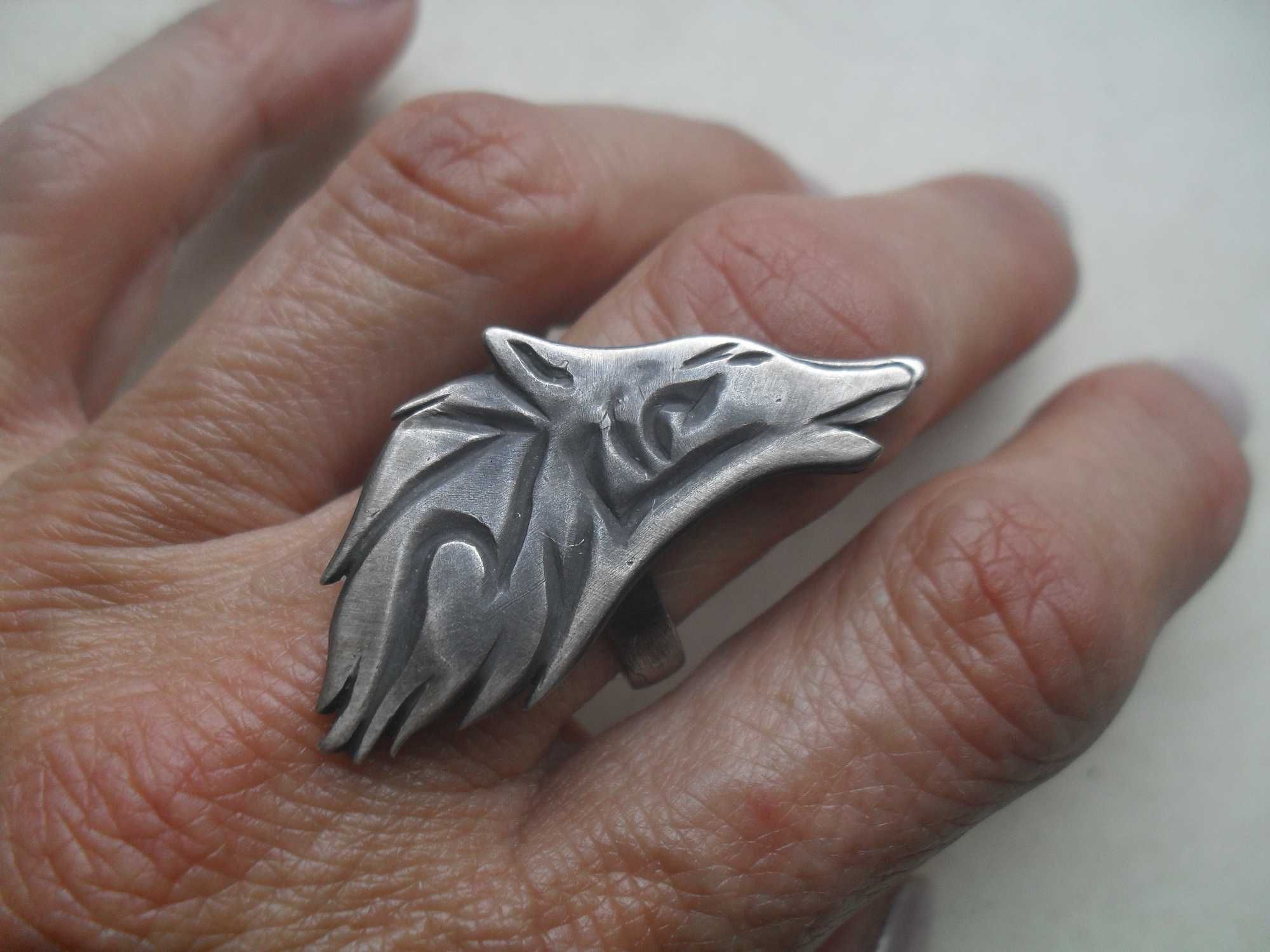 Srebrny pierścionek - ciekawy pies - wilk - cena ost
