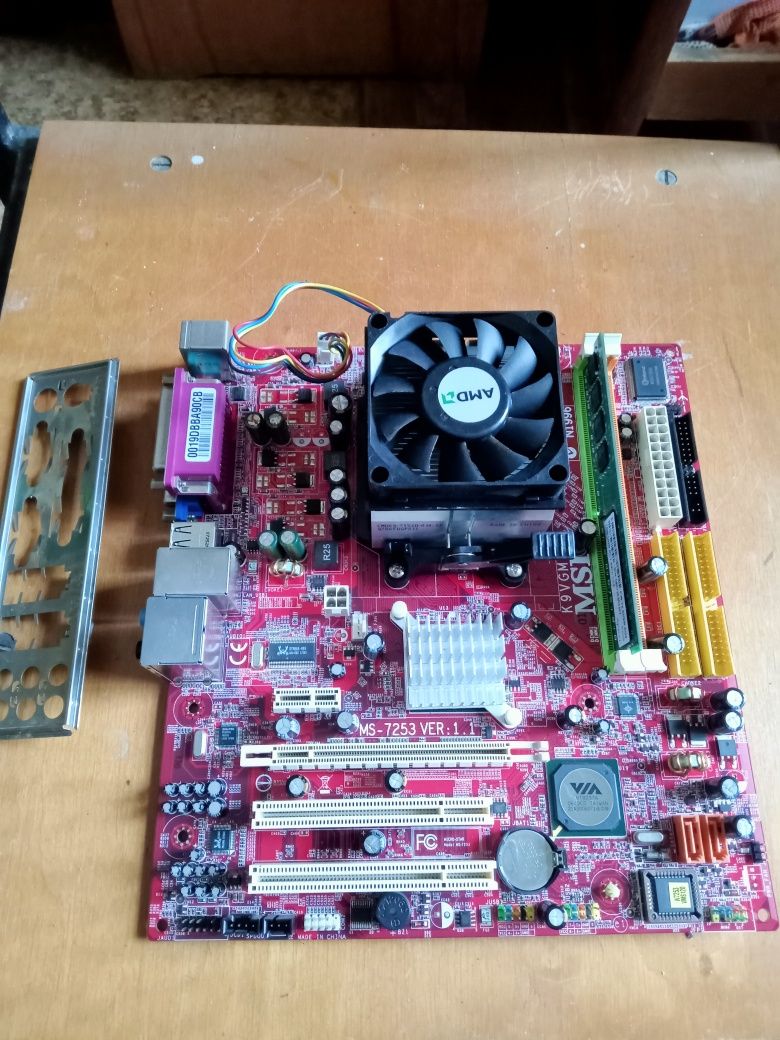 Материнська плата MSI K9VGM-V з процесором і 1Гб ОЗУ
