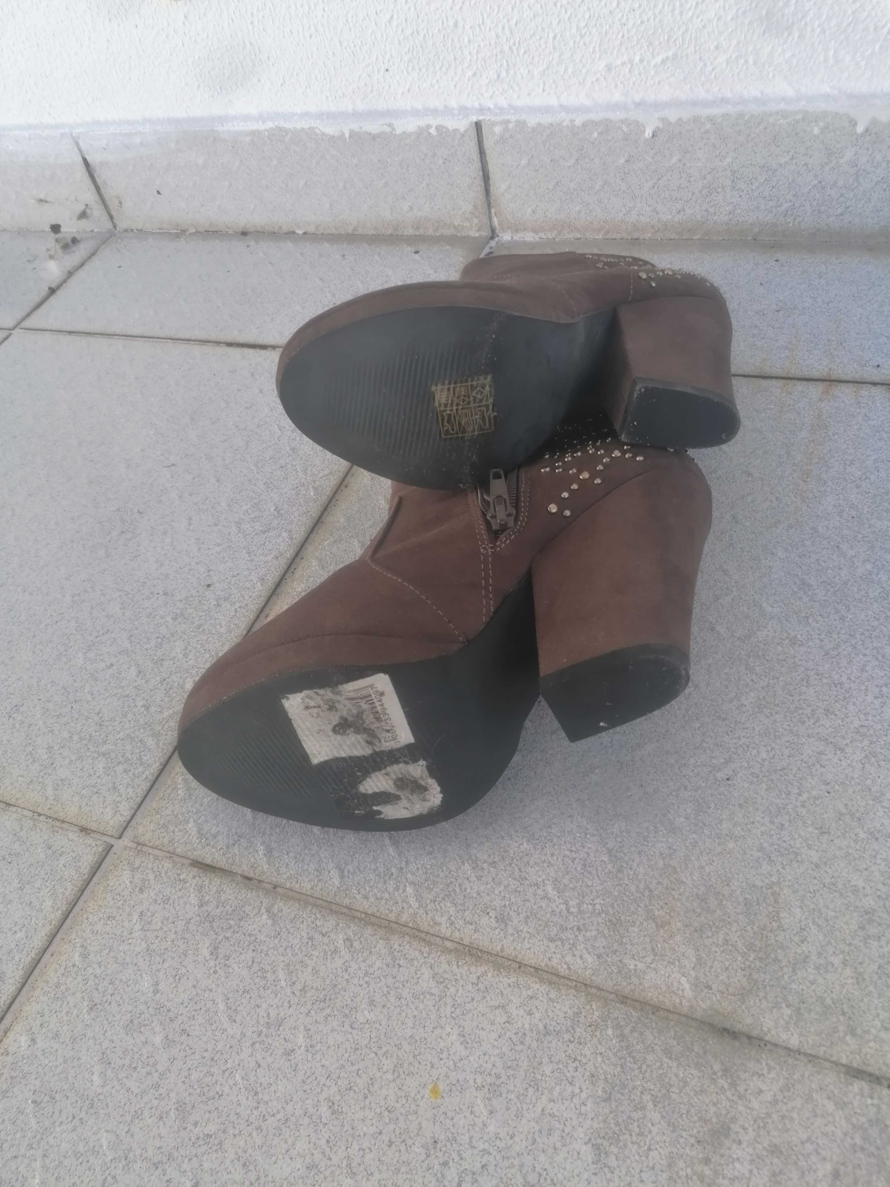 Botas castanhas com salto