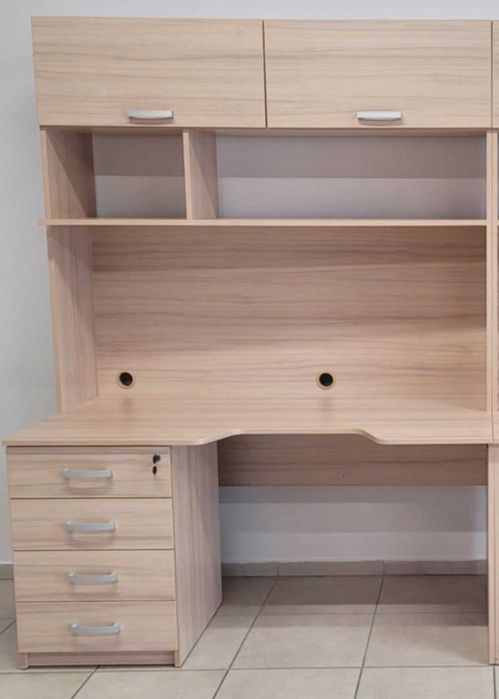 bardzo duże biurka z nadstawką z zamykanymi szafkami 150x210