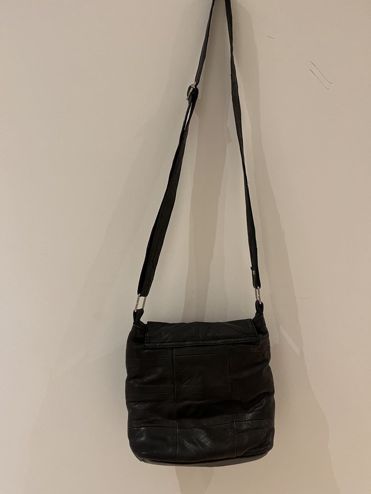 Czarna vintage skórzana torebka damska na ramię na pasku