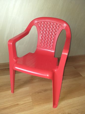 Małe plastikowe krzesełko dla dziecka