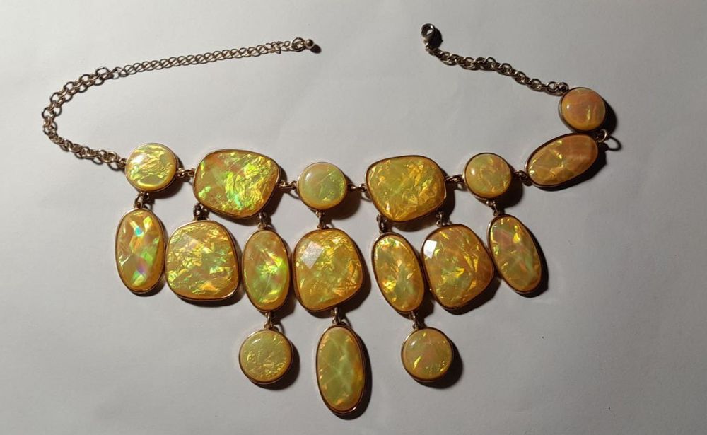 Ожерелье из искусственного опала