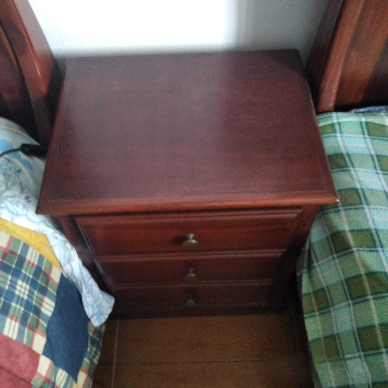 2 Camas de corpo e meio e mesa de cabeceira - Mogno Paços Ferreira