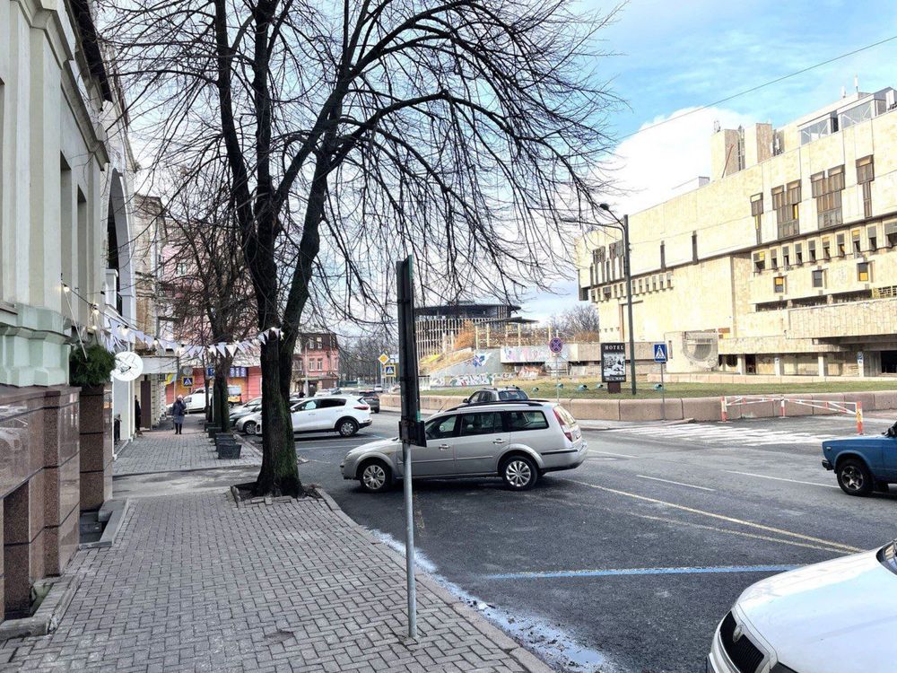 Сдам фасадное помещение 160 м в Центре возле Оперного театра.