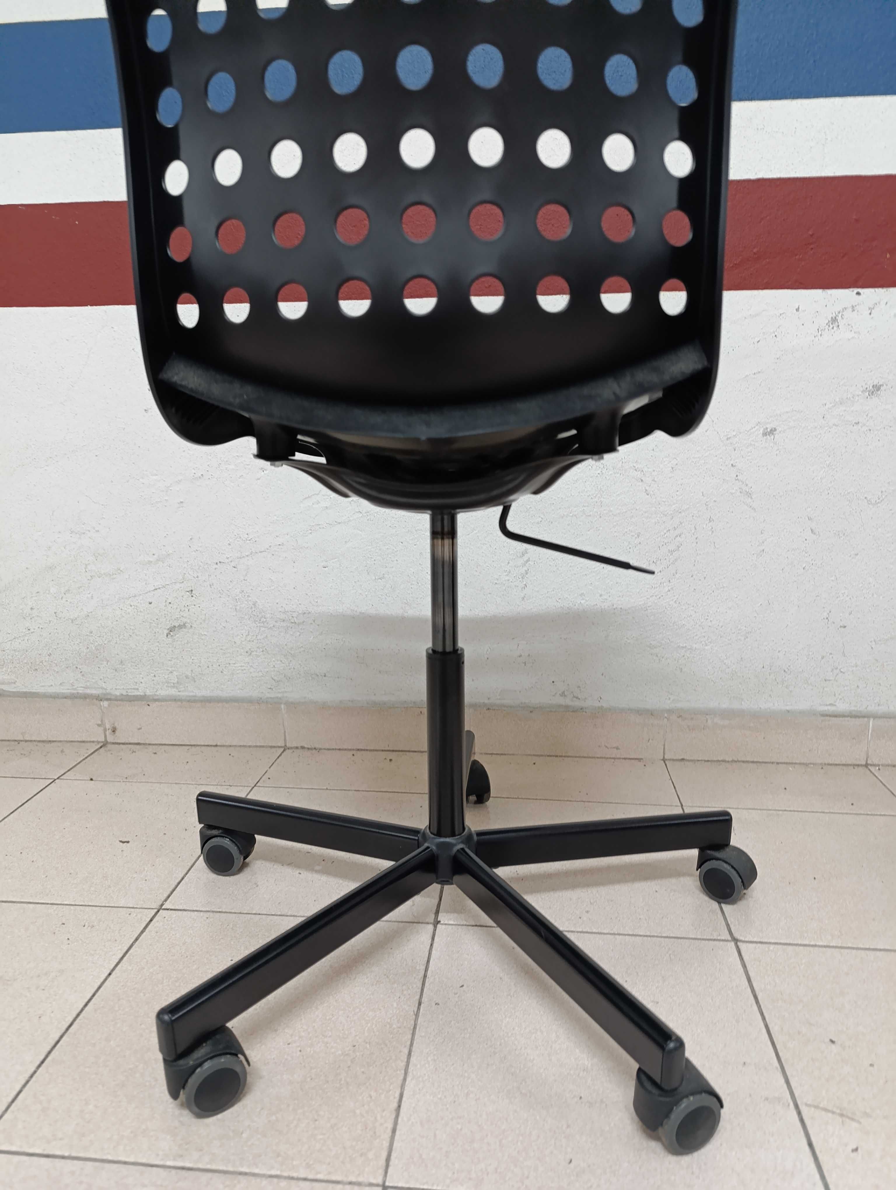Cadeira de plastico ikea
