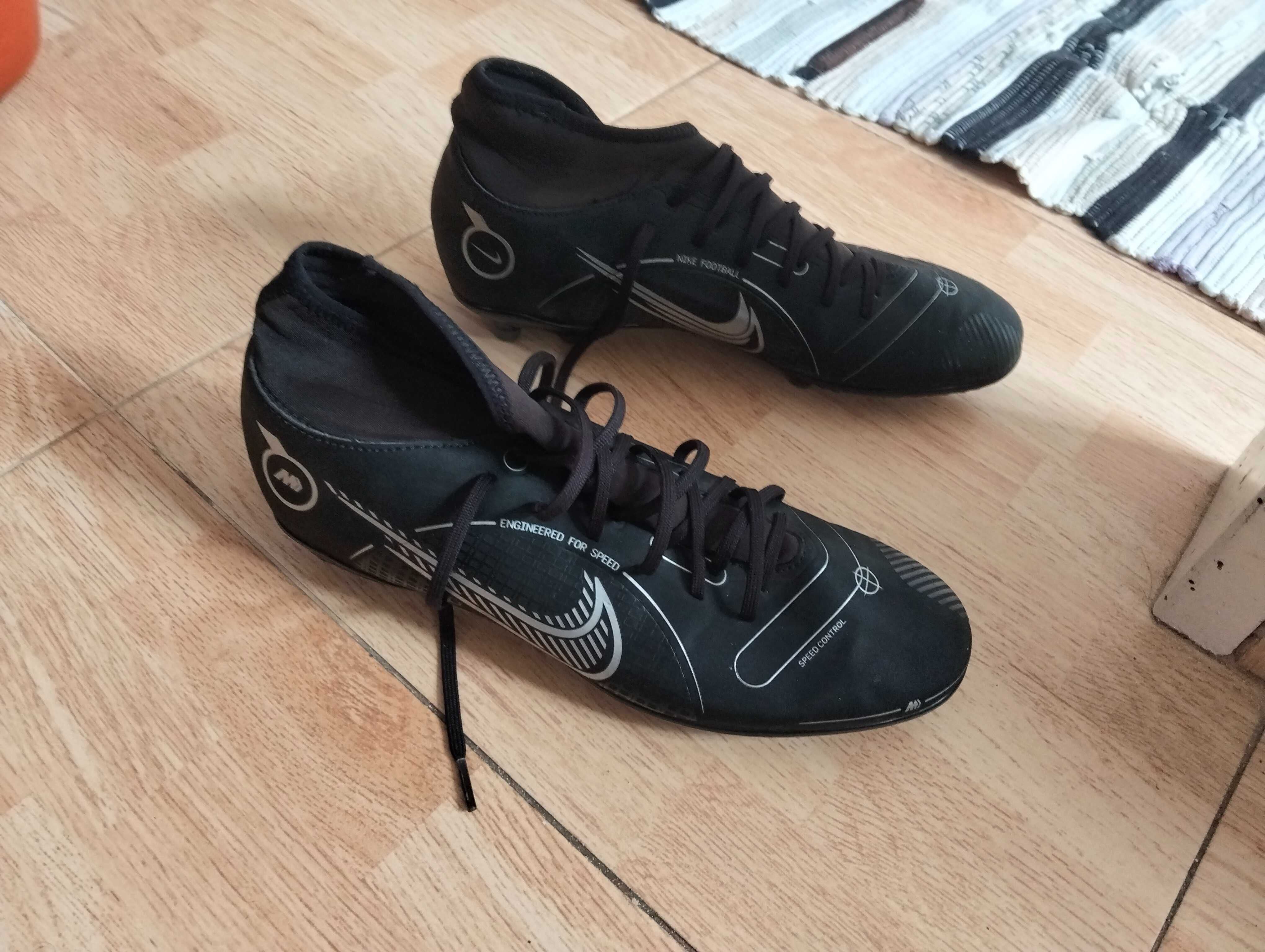 Chuteiras da Nike para quem joga em relvado