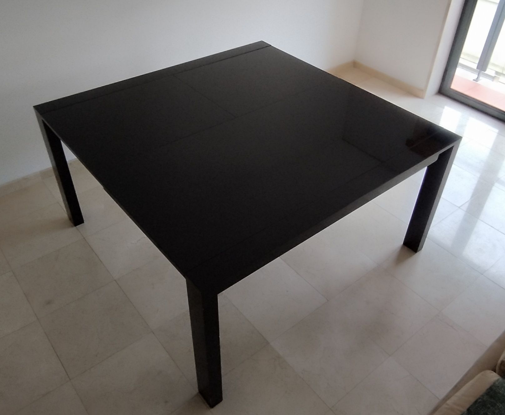 Mesa de jantar extensível de madeira lacada a preto