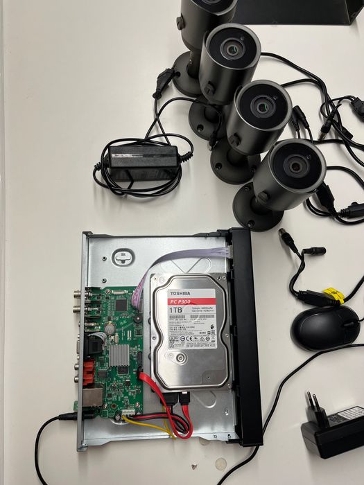 Zestaw 4 kamer plus rejestrator