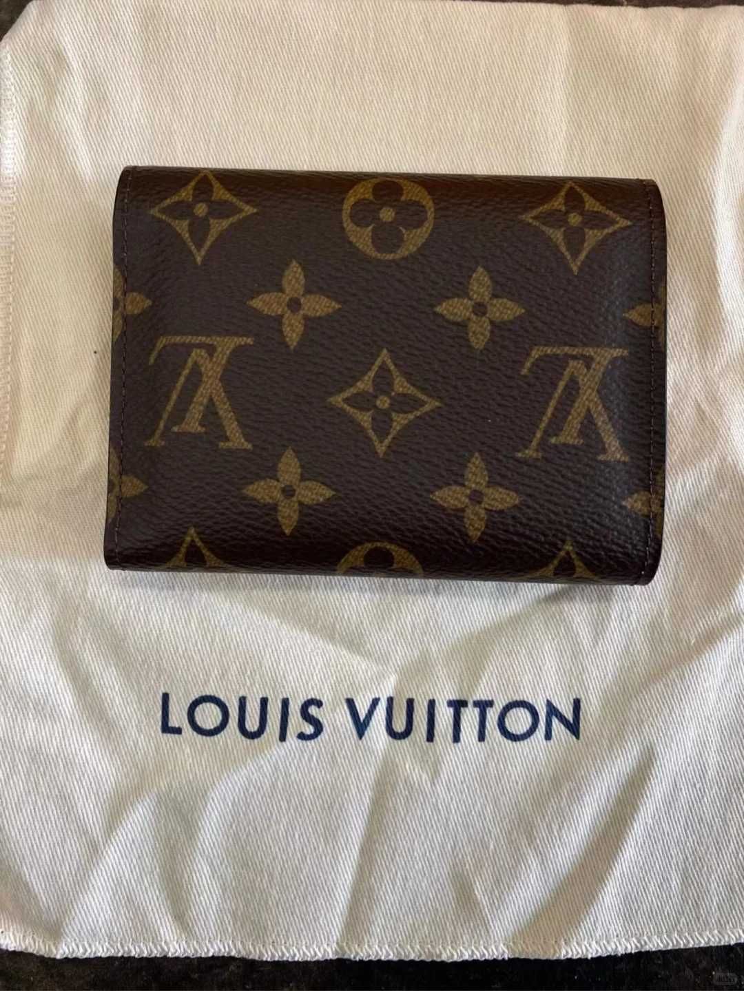 (Ostatni) Louis Vuitton Victorine Monogram Mały Portfel różowa klamra